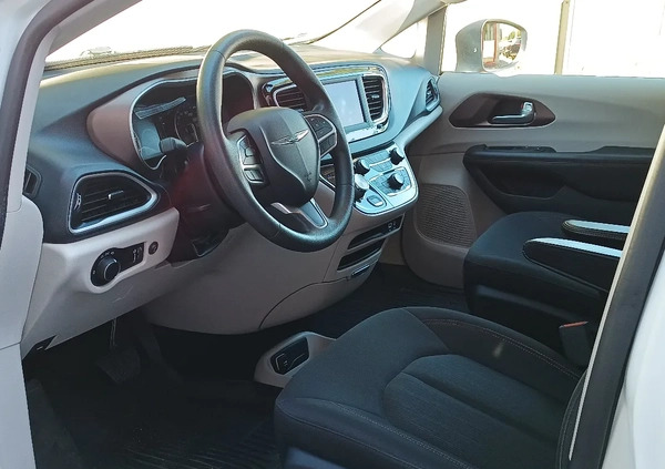 Chrysler Pacifica cena 99900 przebieg: 66800, rok produkcji 2018 z Piaseczno małe 172